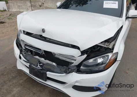 2018 Mercedes-Benz C 300 z USA, uszkodzony, nr VIN 55SWF4JB8JU277299